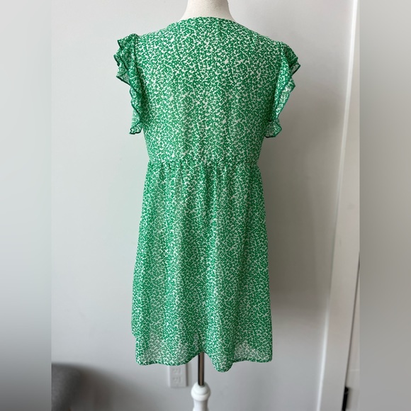 Green & White Floral V-Neck Flutter Sleeve Dress - Picture 2 of 10